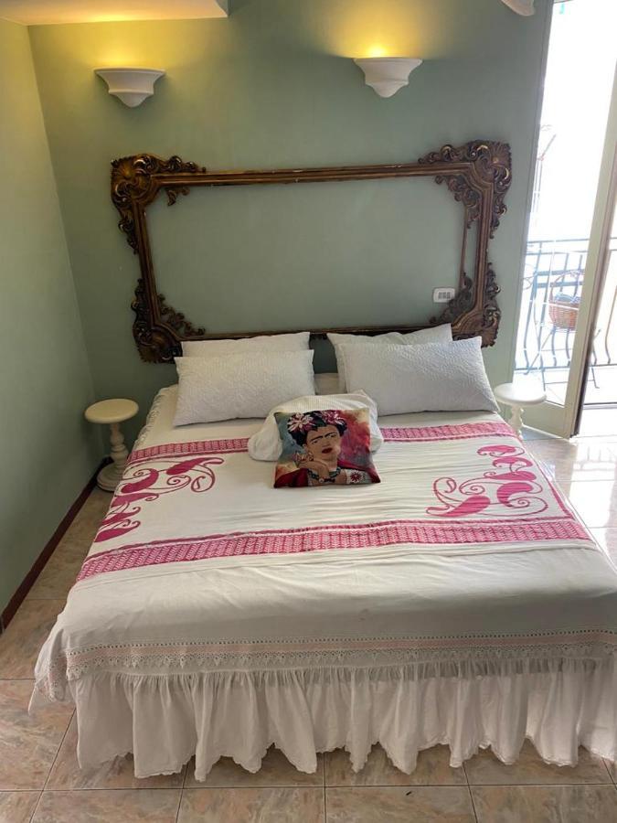 Casa Gioia, Tra Palazzo Reale,Lungomare E Monte Echia Apartment Napoli Bagian luar foto